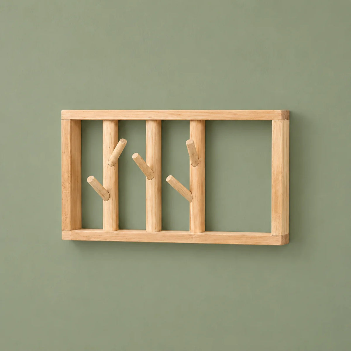 Vue de face du porte-manteau mural Petite Tige Bois clair à cinq crochets sur fond vert sauge