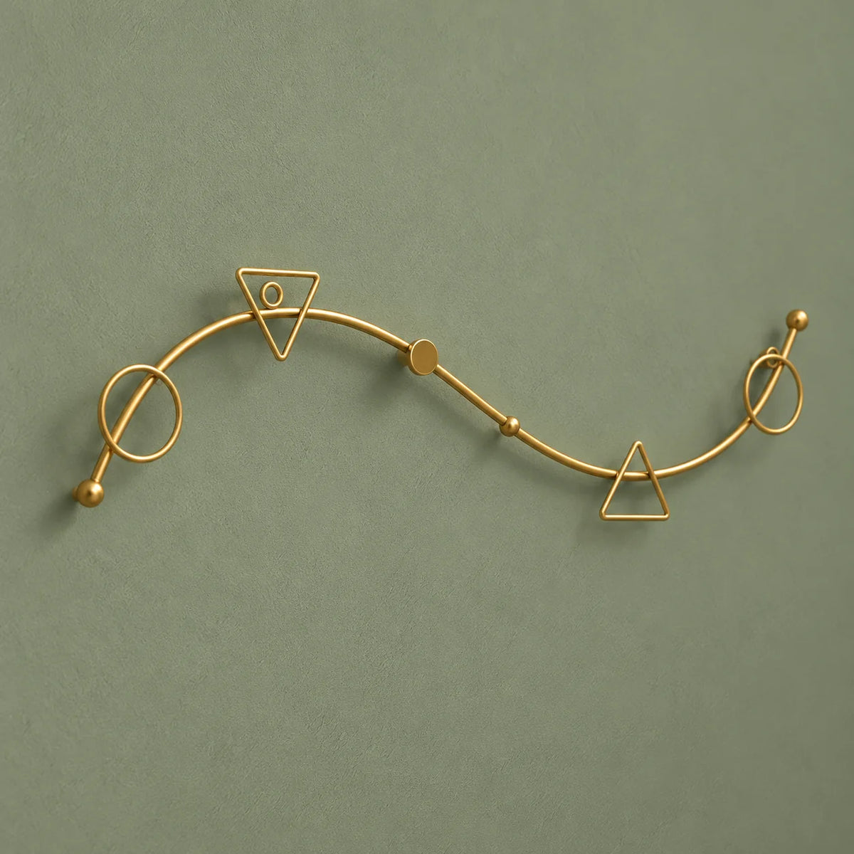 Porte-manteau mural Serpent doré, autre angle sur fond vert sauge