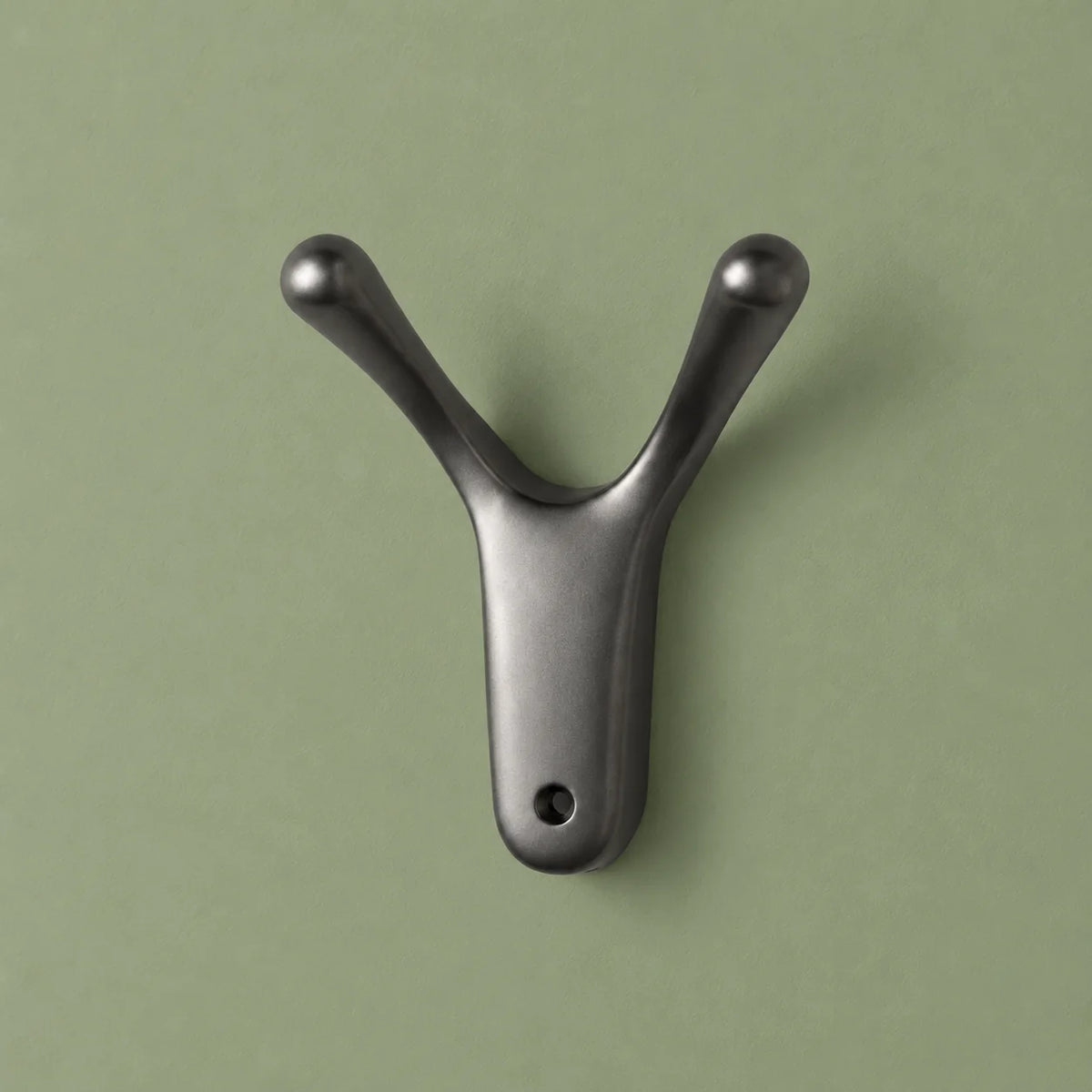 Patère Antenne gris graphite de face sur fond vert sauge