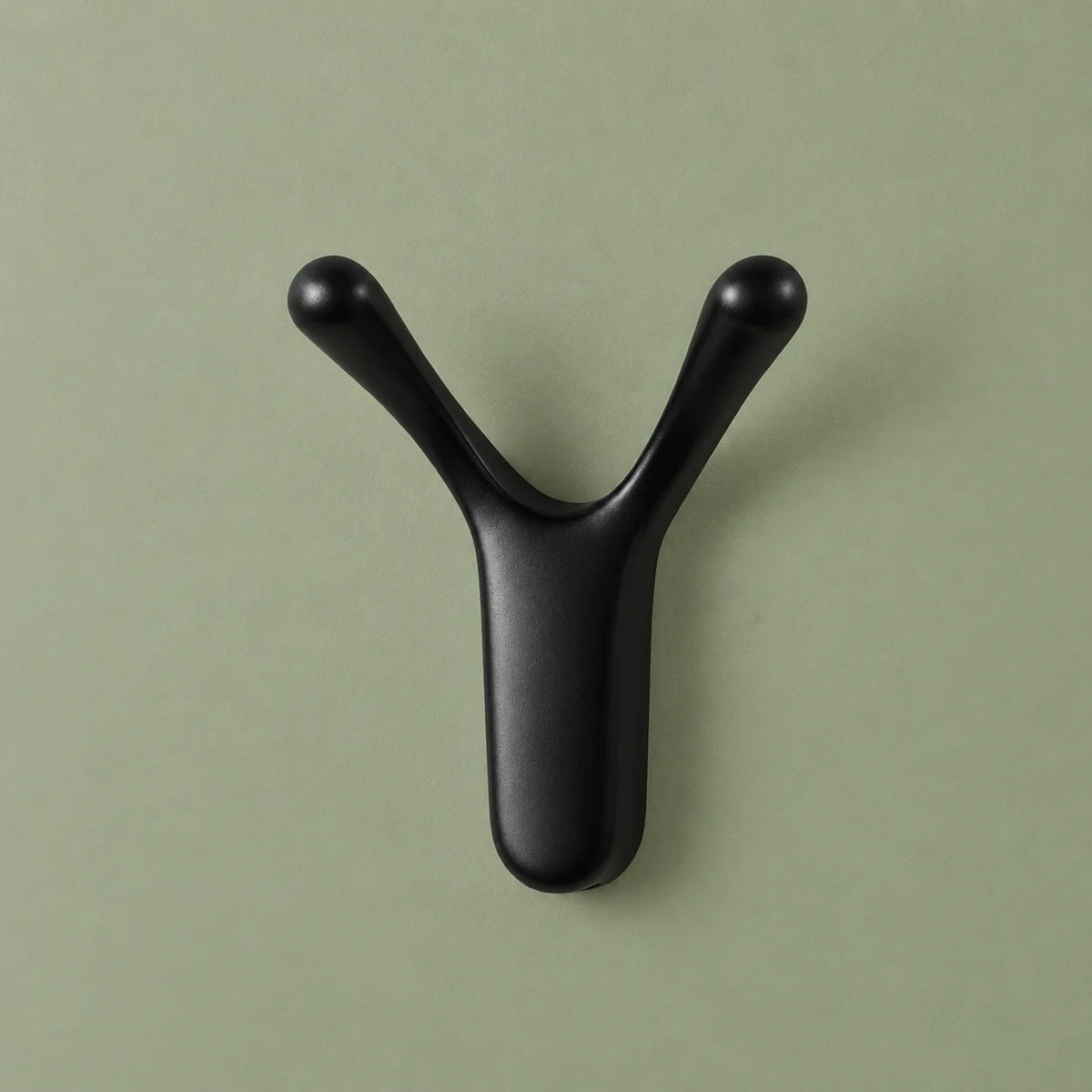 Patère Antenne noire de face sur fond vert sauge