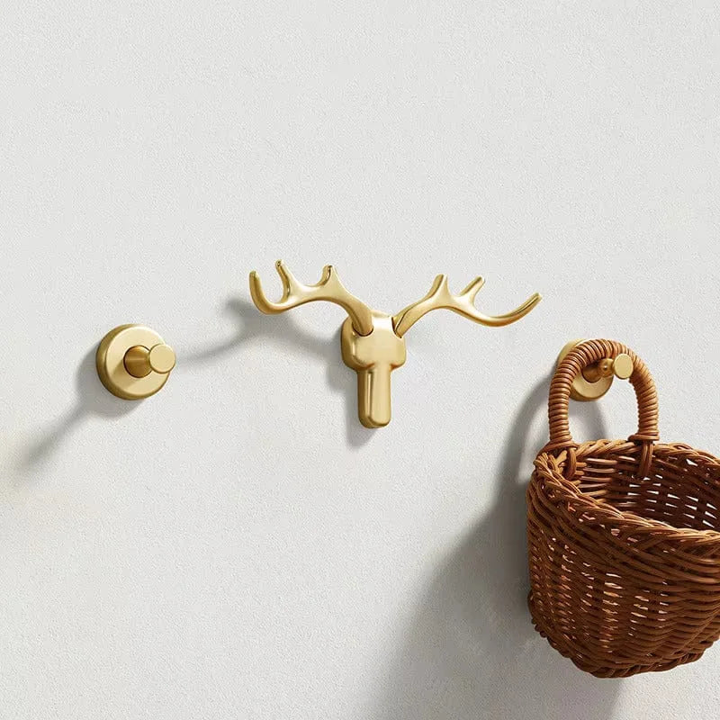 Photo originale de la patère cerf dorée fixée au mur