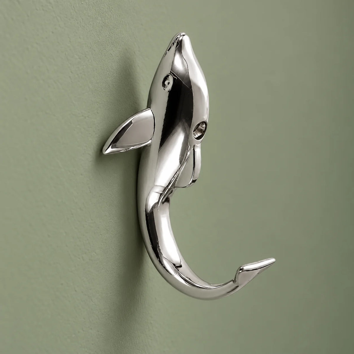 Vue de trois quarts montrant le relief et le crochet de la patère dauphin argent