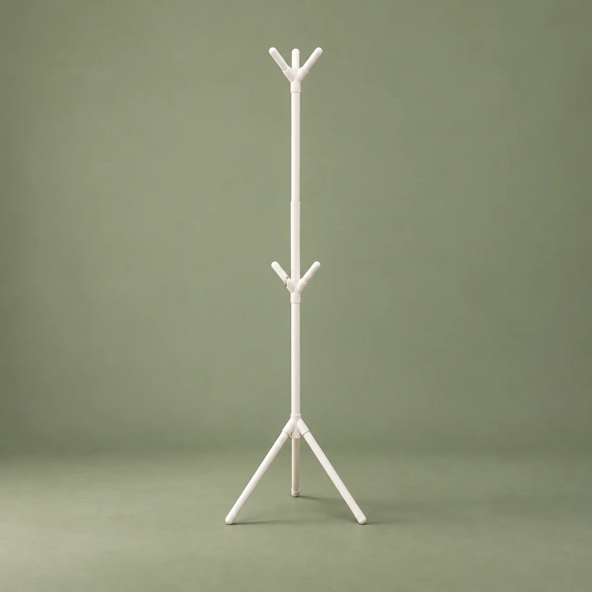 Porte-manteau blanc sur pied vu de face sur fond vert sauge