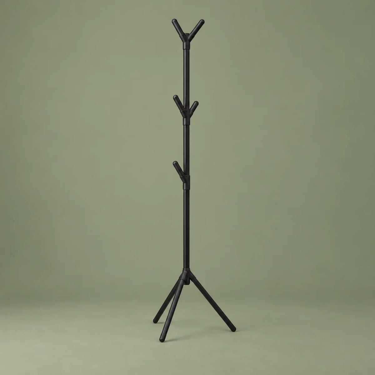 Porte-manteau sur pied noir vu de face sur fond vert sauge