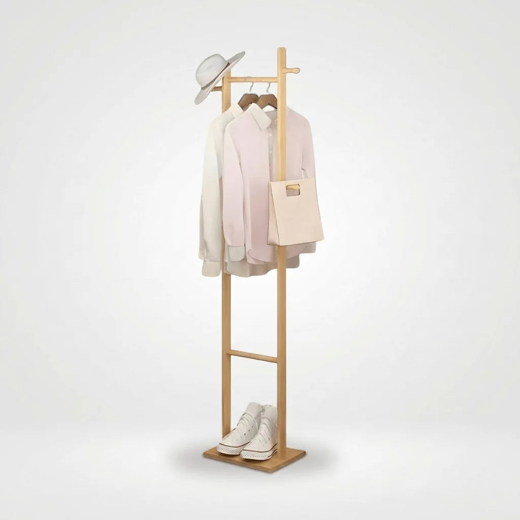 Photo originale du porte-manteau sur pied en bois clair beige avec accessoires