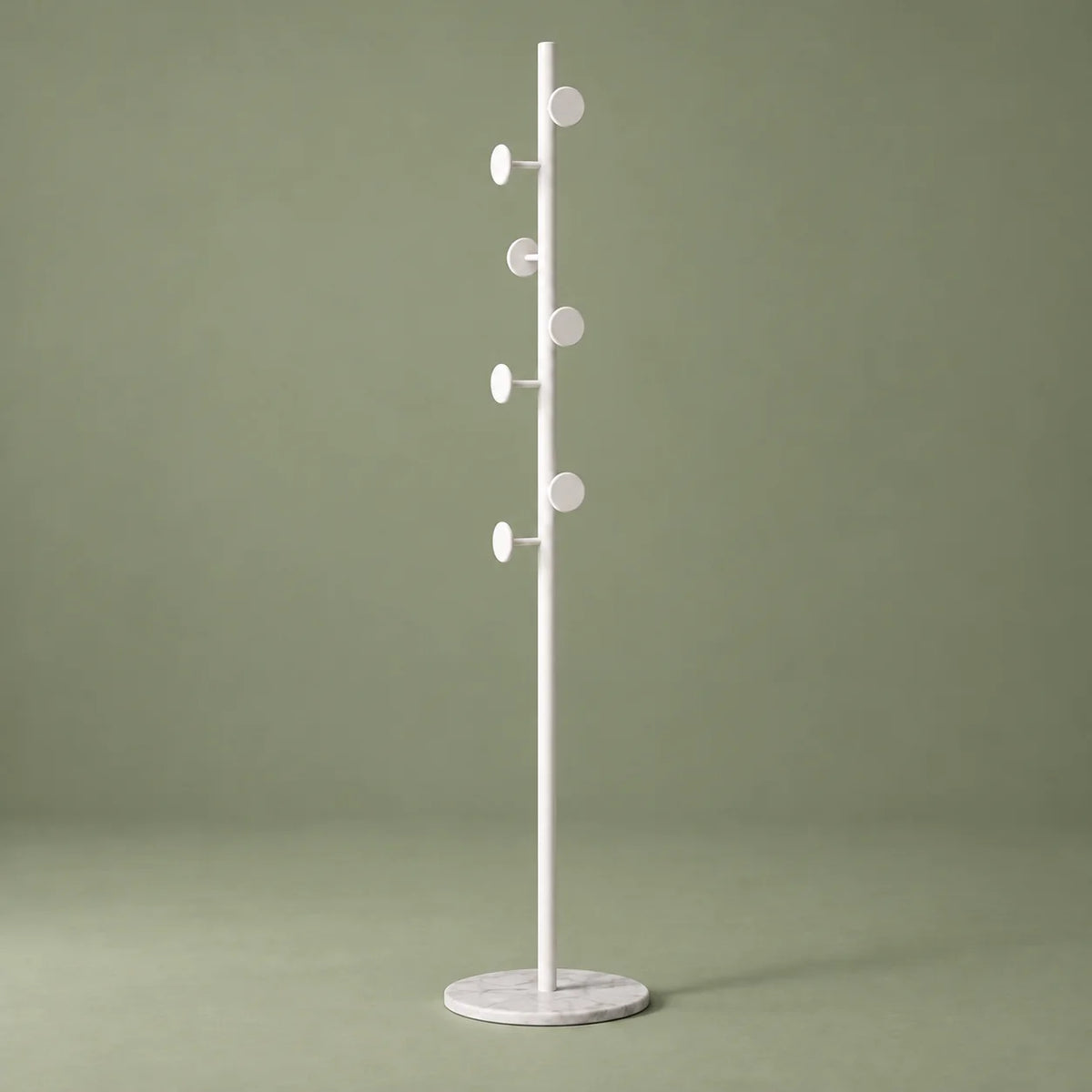 Porte-manteau champignon blanc à sept patères et base en marbre blanc sur fond vert sauge