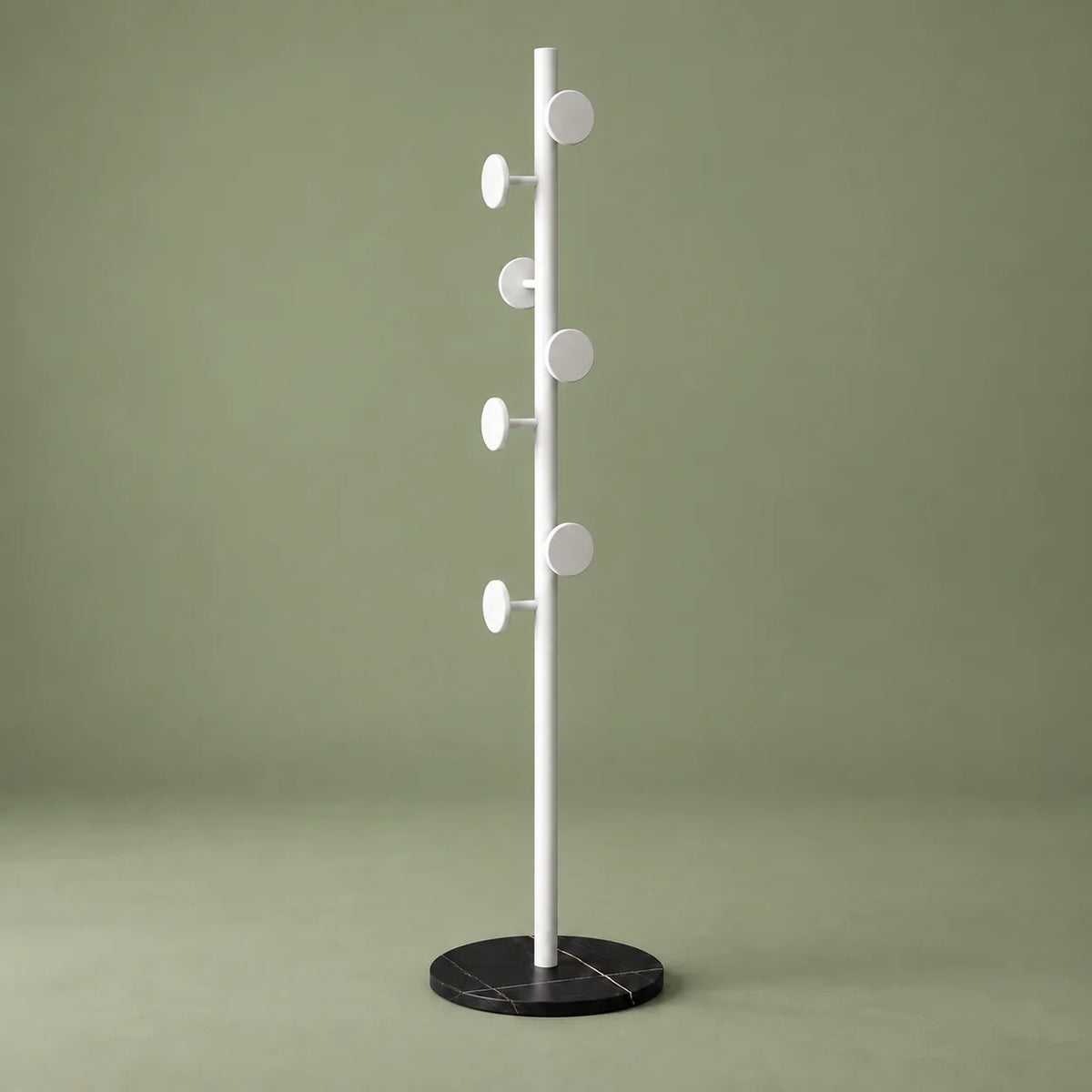 Porte-manteau champignon blanc à sept patères et base en marbre noir sur fond vert sauge