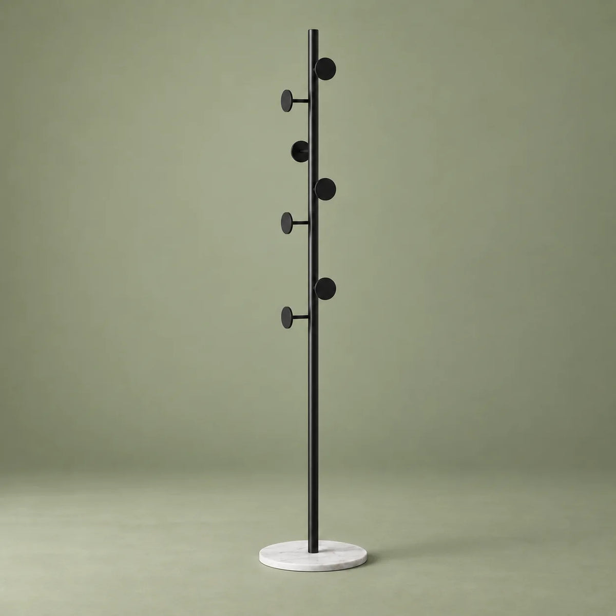 Porte-manteau champignon noir à sept patères et base en marbre blanc sur fond vert sauge