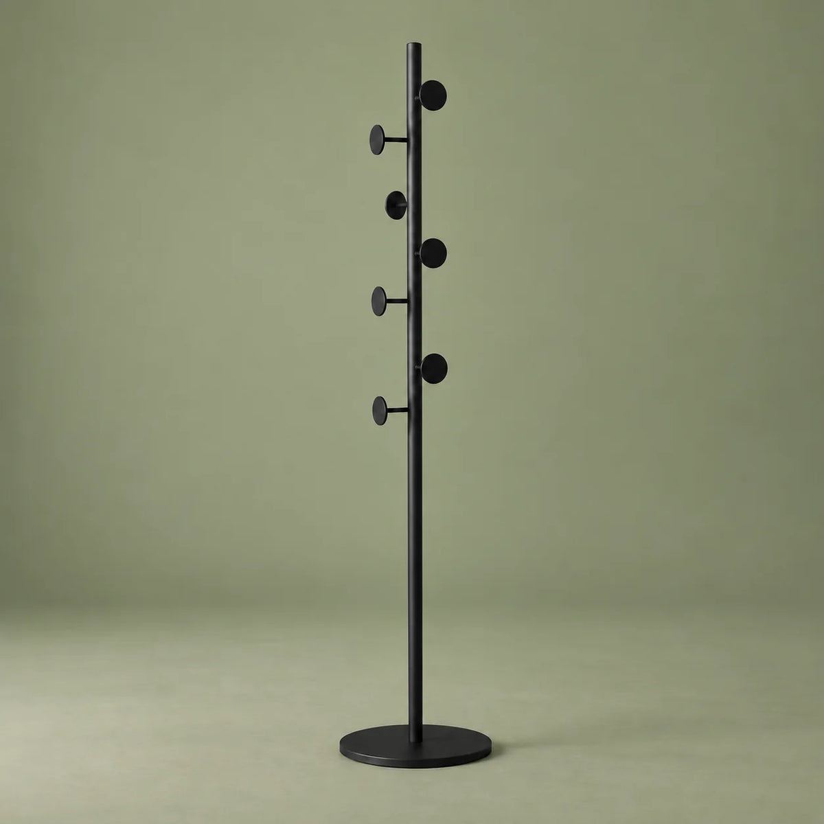 Porte-manteau champignon noir à sept patères et base noire sur fond vert sauge