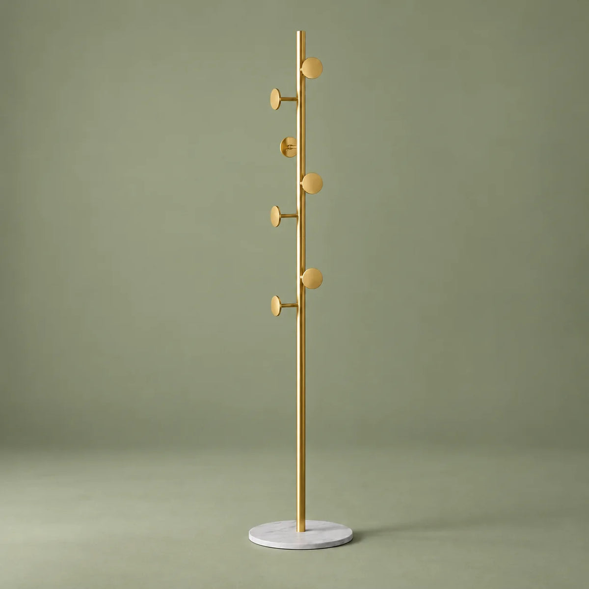 Porte-manteau champignon doré à sept patères et base blanche sur fond vert sauge