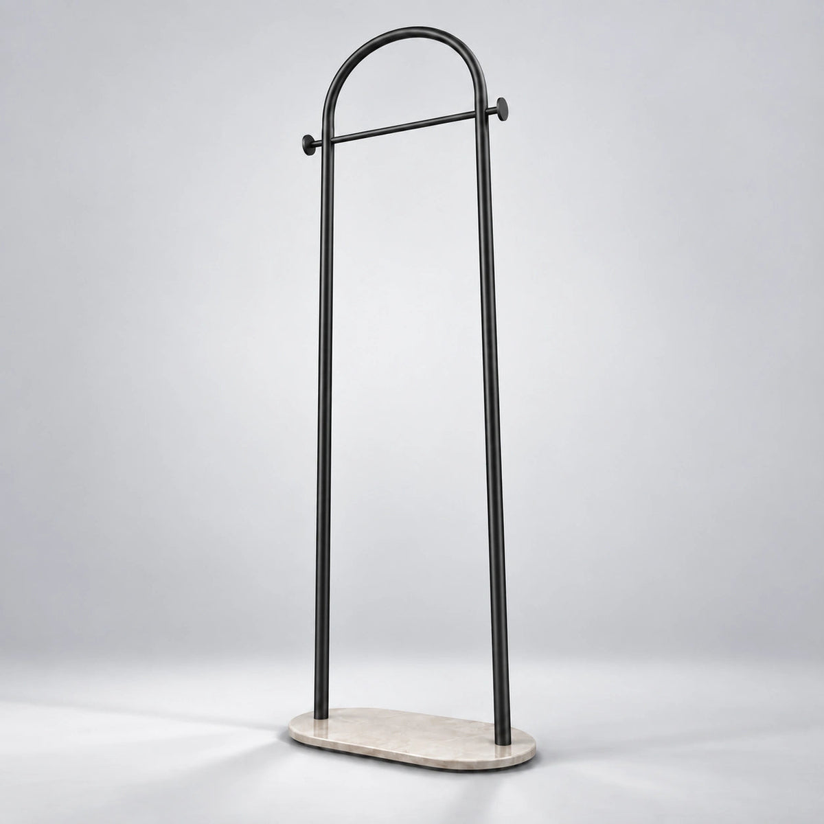 Structure et base ovale en marbre blanc du Porte Manteau sur Pied Courbé noir, vue rapprochée sur fond studio
