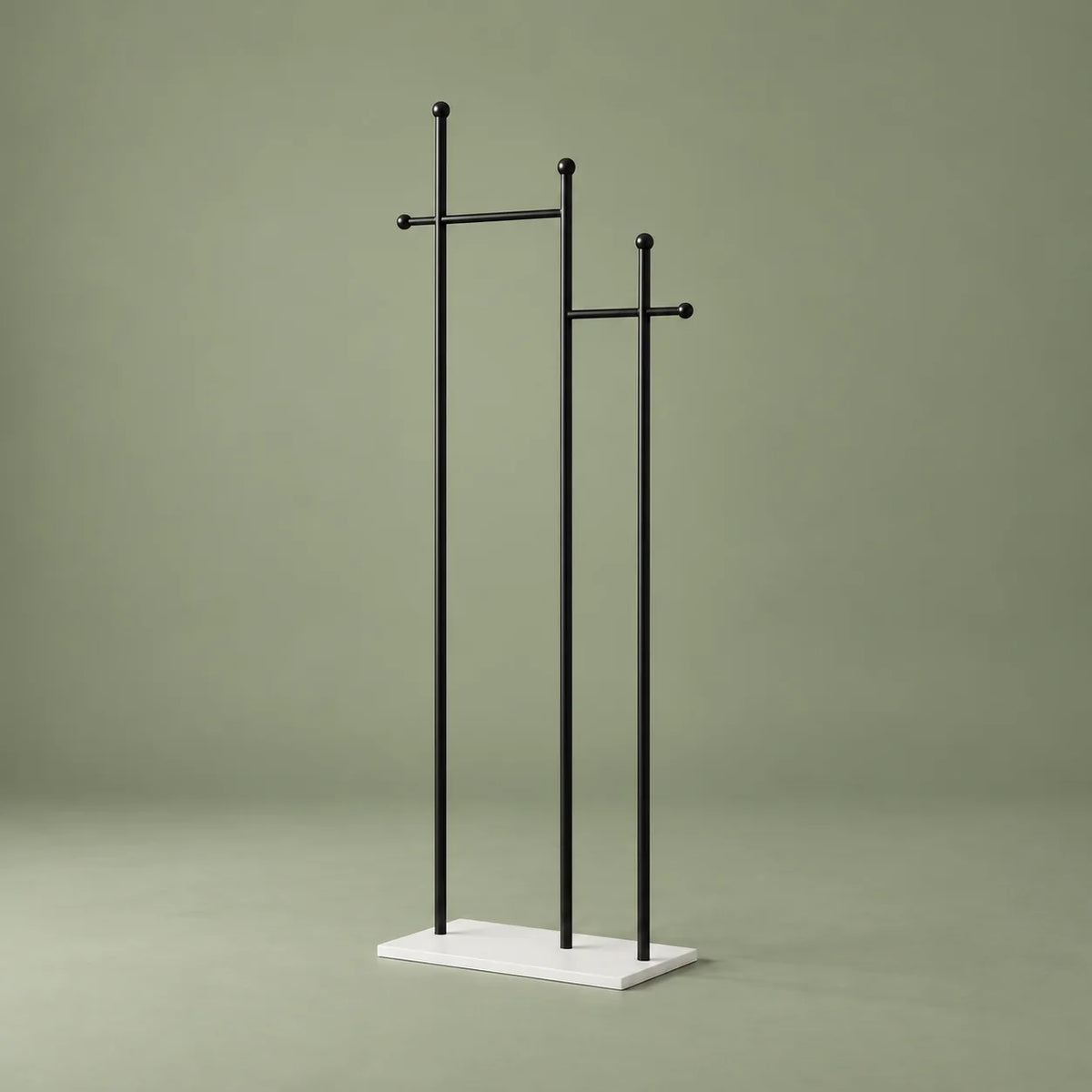 Porte-manteau sur pied à montants noirs et base blanche sur fond vert sauge