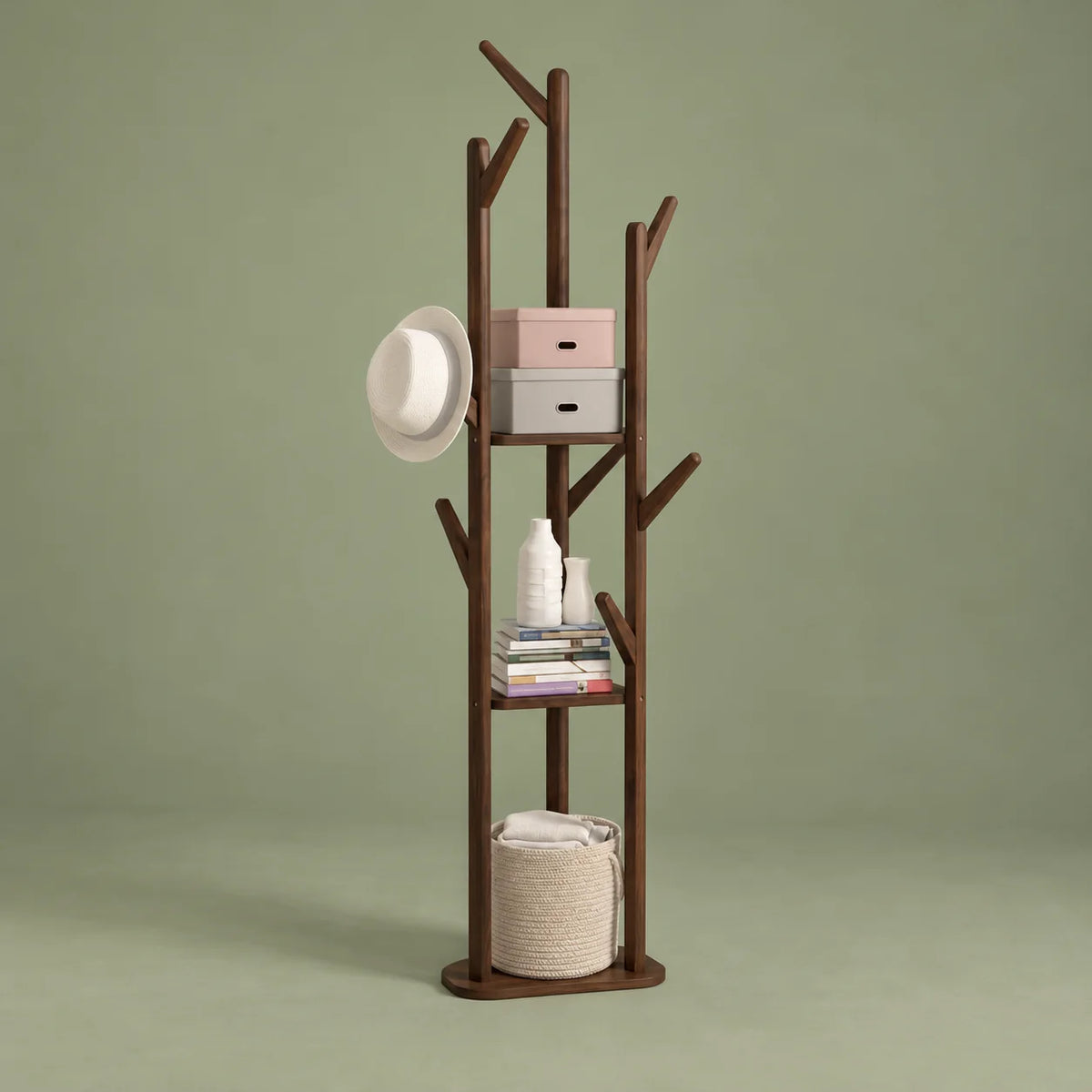 Porte-manteau sur pied en bois foncé vu de trois quarts sur fond vert sauge