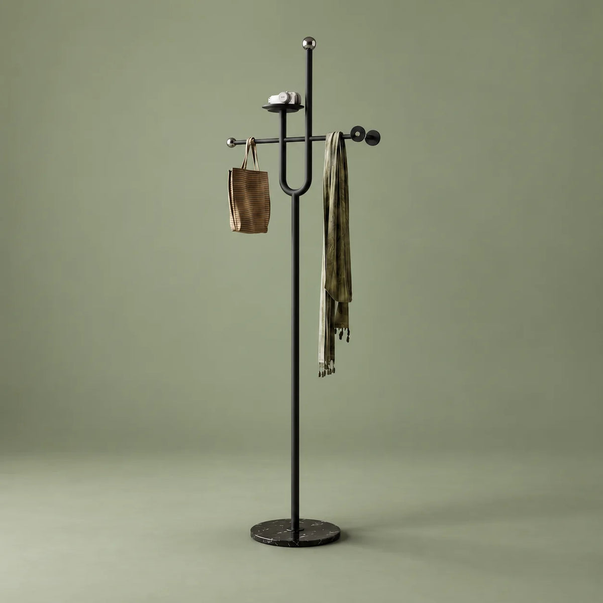 Porte-manteau noir en aluminium à tablette, traverse, sac tissé et écharpe olive sur fond vert sauge