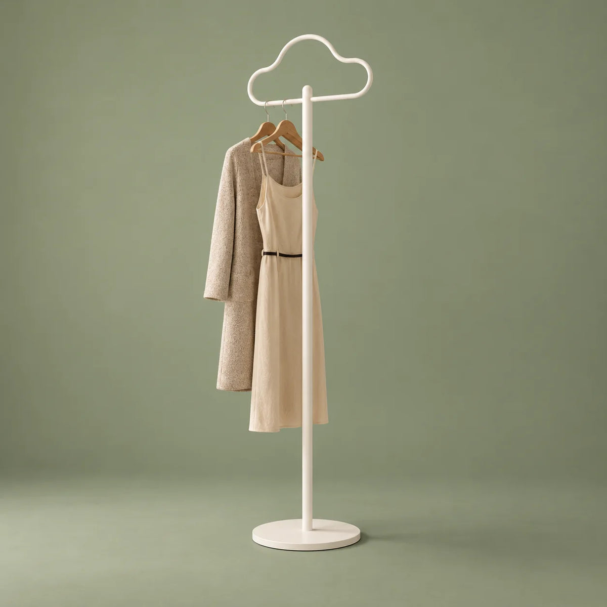 Porte-manteau Nuage blanc avec deux vêtements sur fond vert sauge
