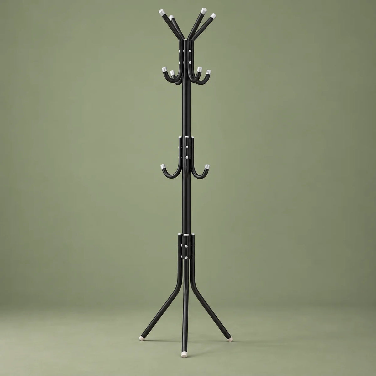 Porte-manteau perroquet noir vu de face sur fond vert sauge