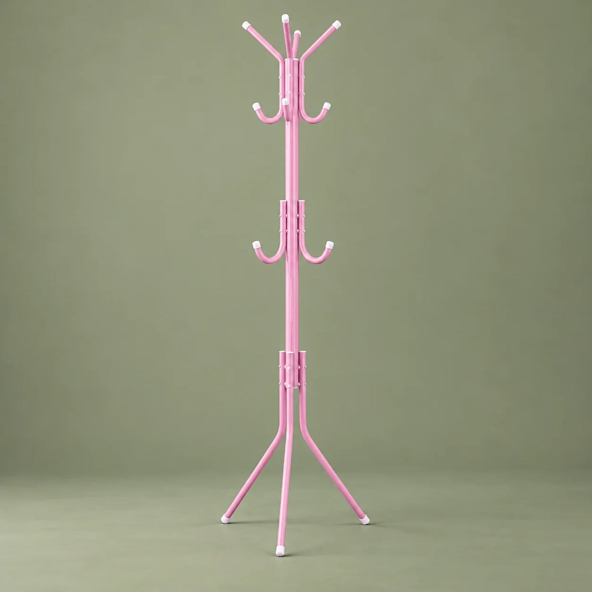 Porte-manteau perroquet rose vu de face sur fond vert sauge