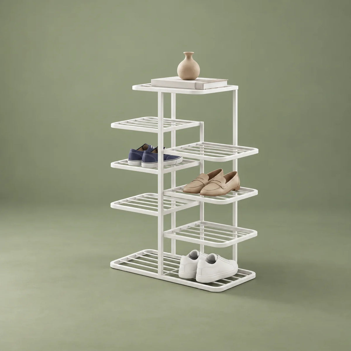 Vue de trois quarts droite du range-chaussures blanc à étagères alternées sur fond vert sauge