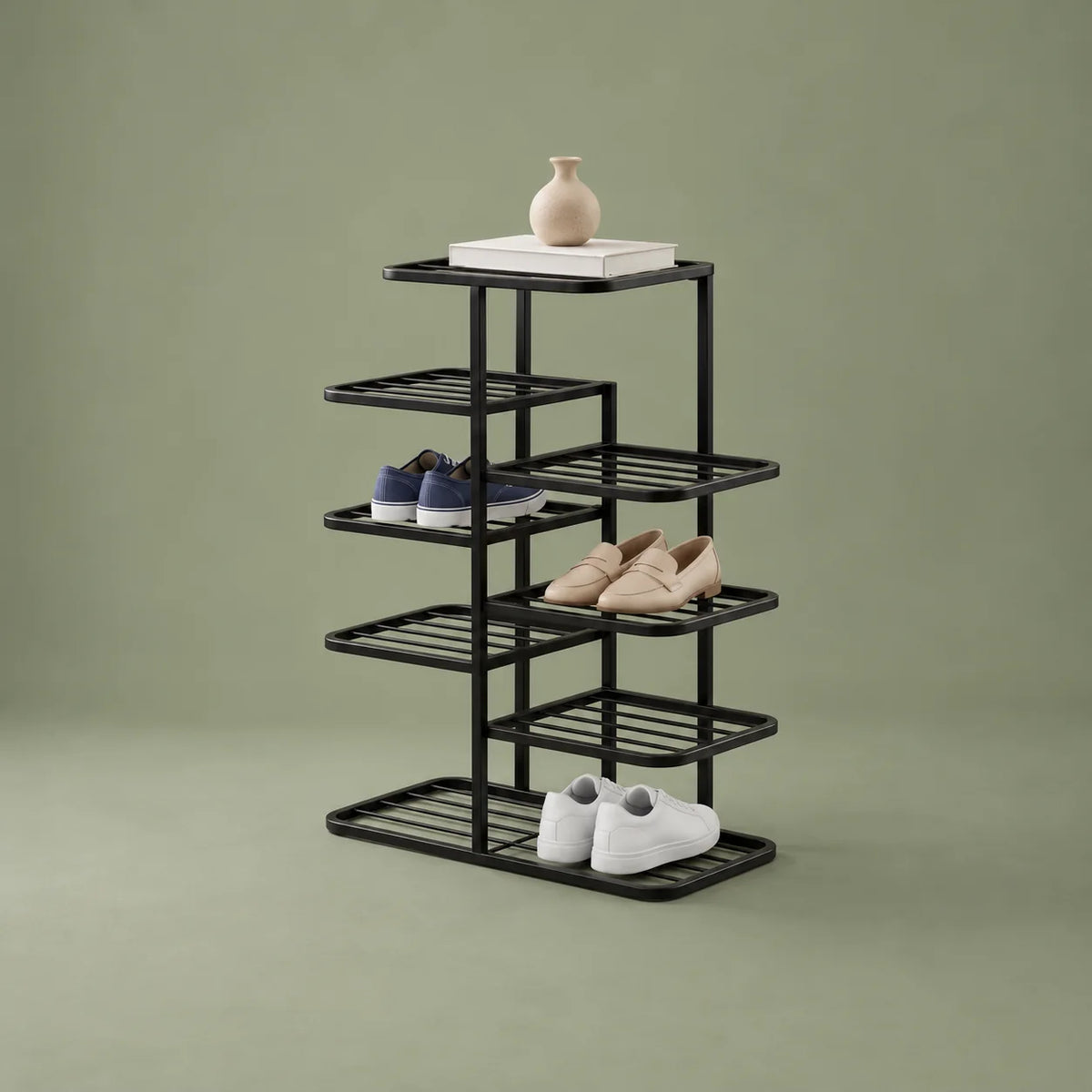 Vue de trois quarts droite du range-chaussures noir à étagères alternées sur fond vert sauge