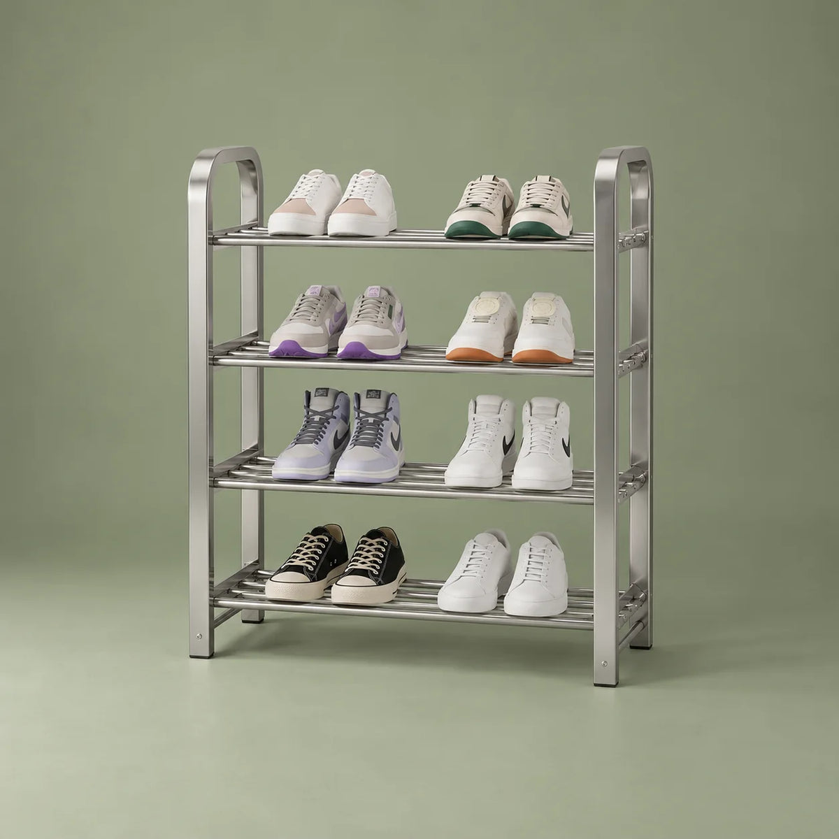 Vue de trois quarts droite du range-chaussures argenté à quatre niveaux sur fond vert sauge