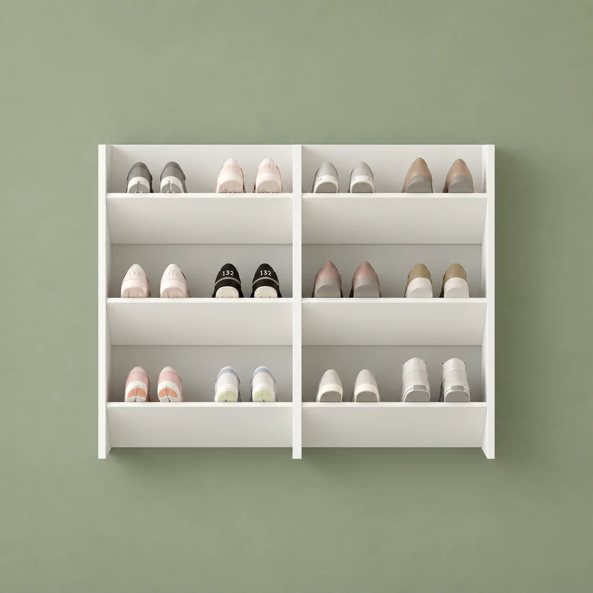 Vue de face du rangement mural à chaussures blanc sur fond vert sauge