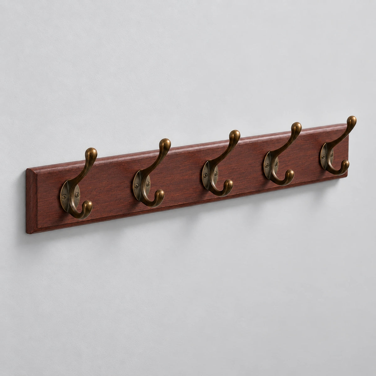 Porte Manteau entrée Ancien Grand Crochet bois vu de trois-quarts sur mur blanc