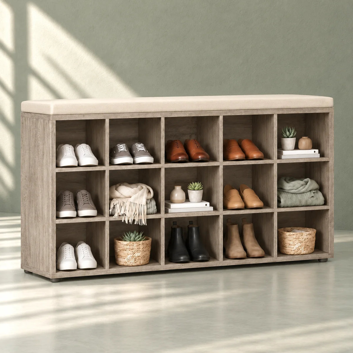 Vue de trois quarts gauche du banc à chaussures brun grisé sur fond vert sauge