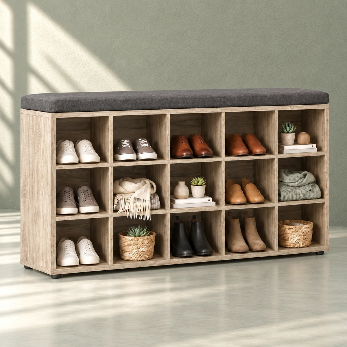 Vue de trois quarts gauche du banc à chaussures en bois grisé sur fond vert sauge