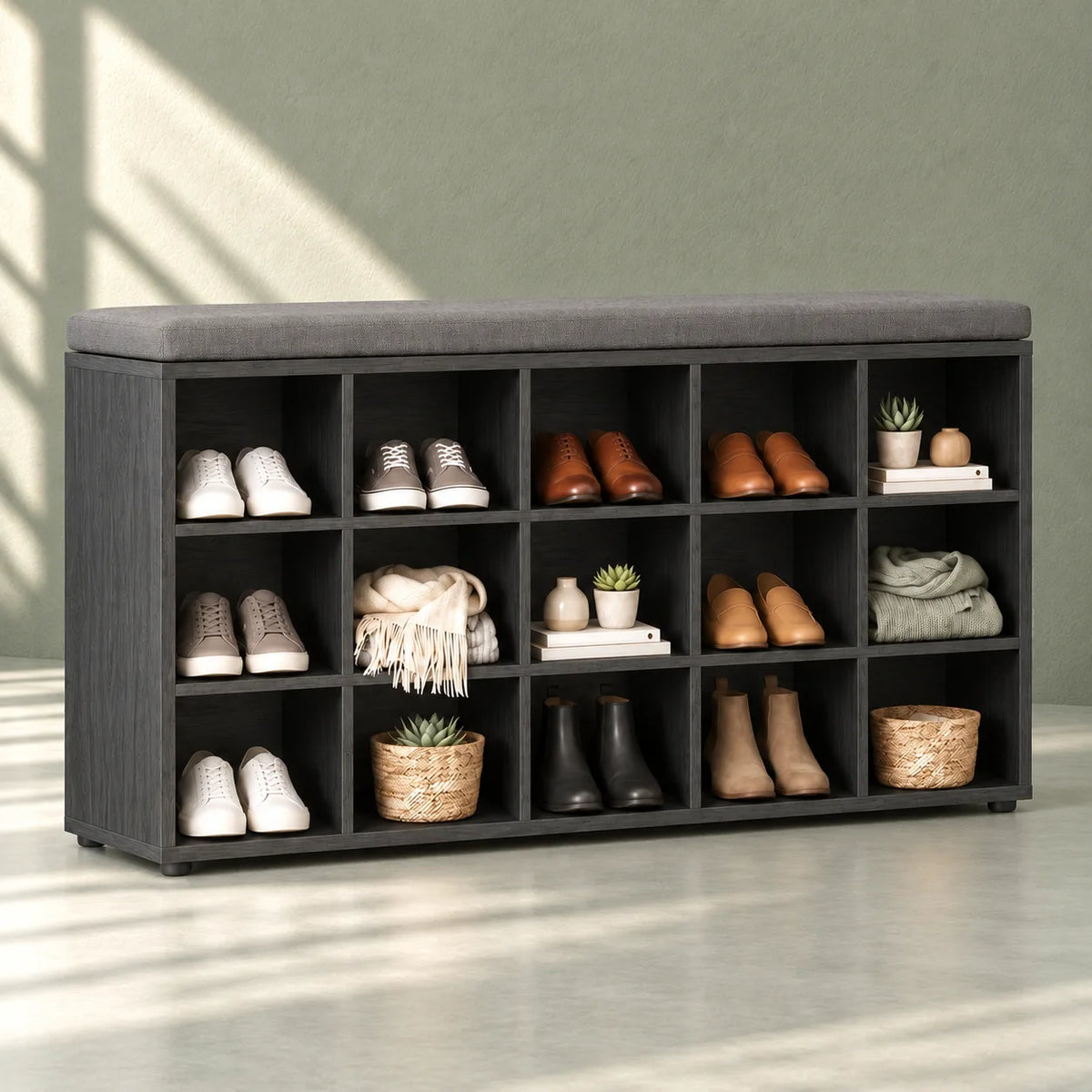 Vue de trois quarts gauche du banc à chaussures noir sur fond vert sauge