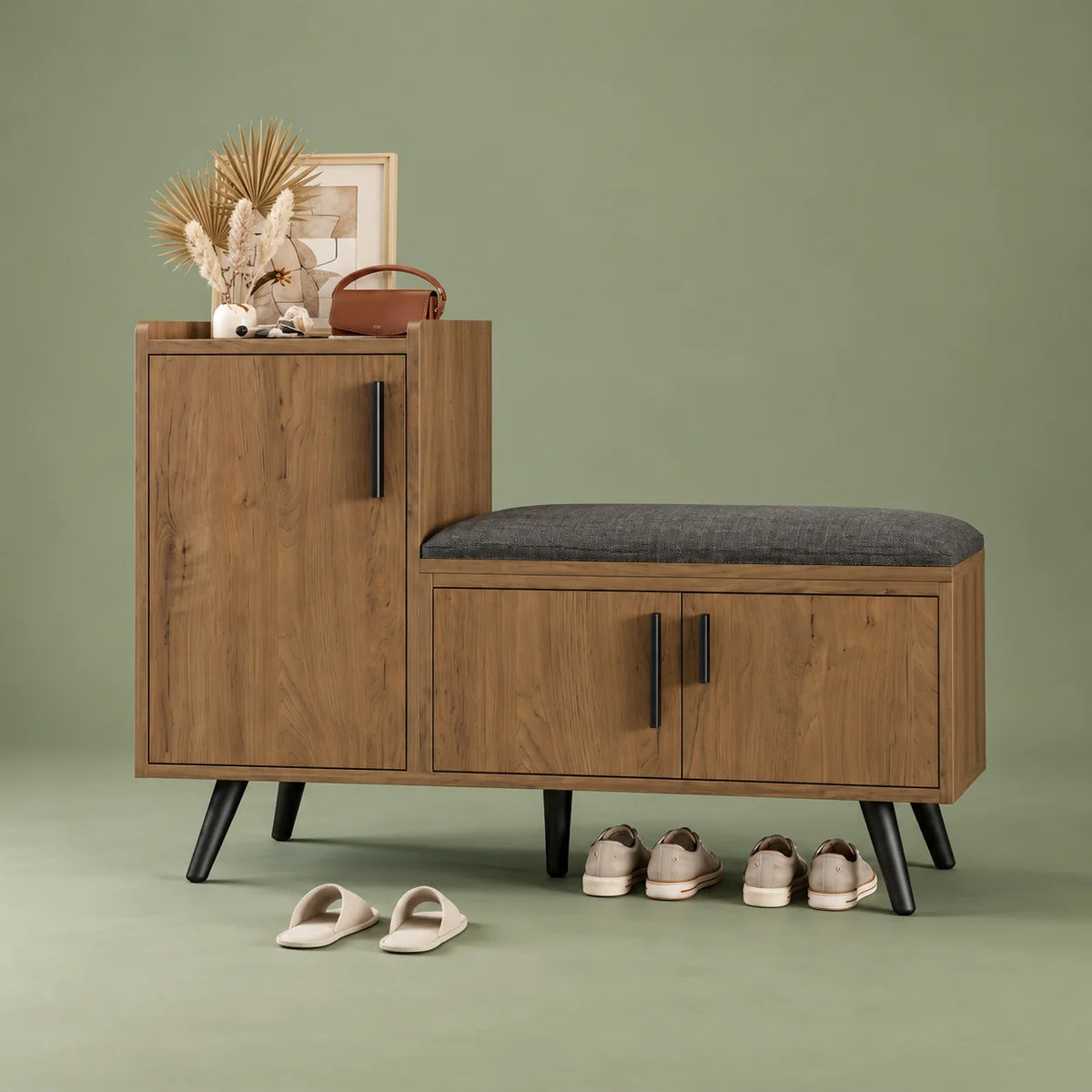 Vue entière du banc à chaussures marron sur fond vert sauge