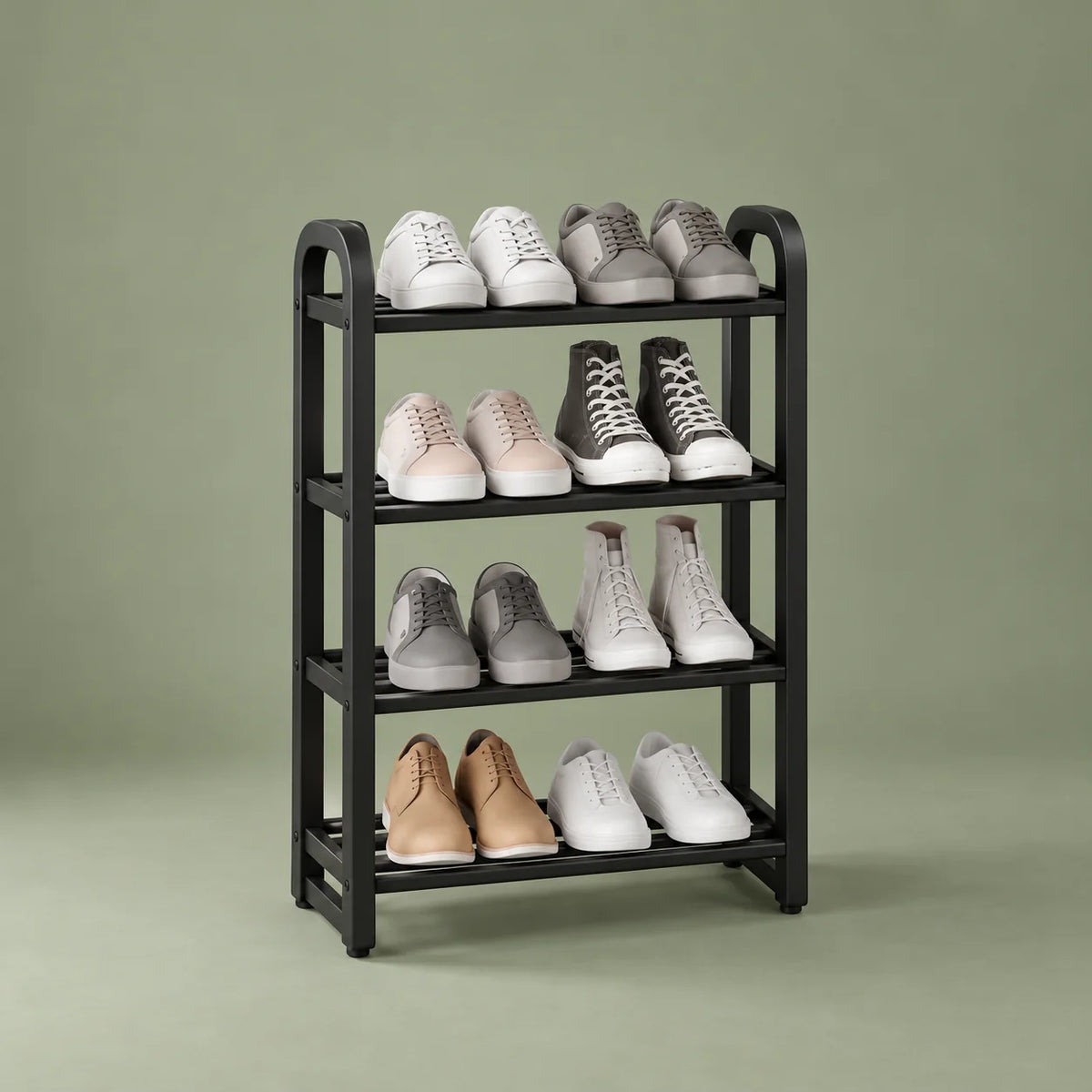 Vue de trois quarts gauche de l’étagère à chaussures noire à quatre niveaux sur fond vert sauge