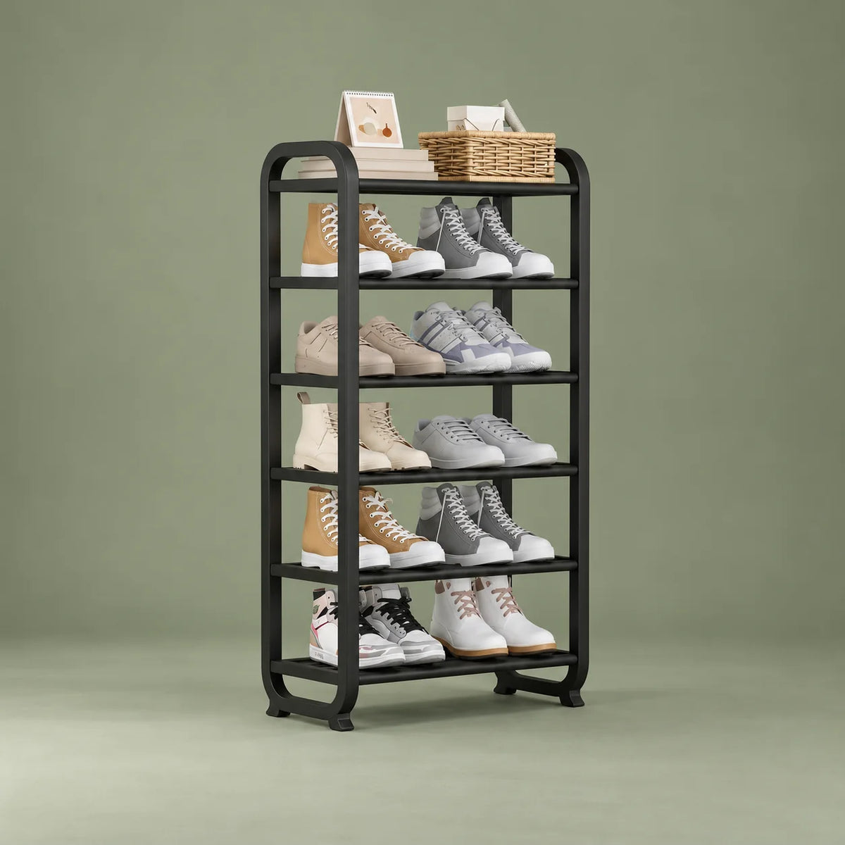 Vue de trois quarts gauche de l’étagère à chaussures noire à six niveaux sur fond vert sauge