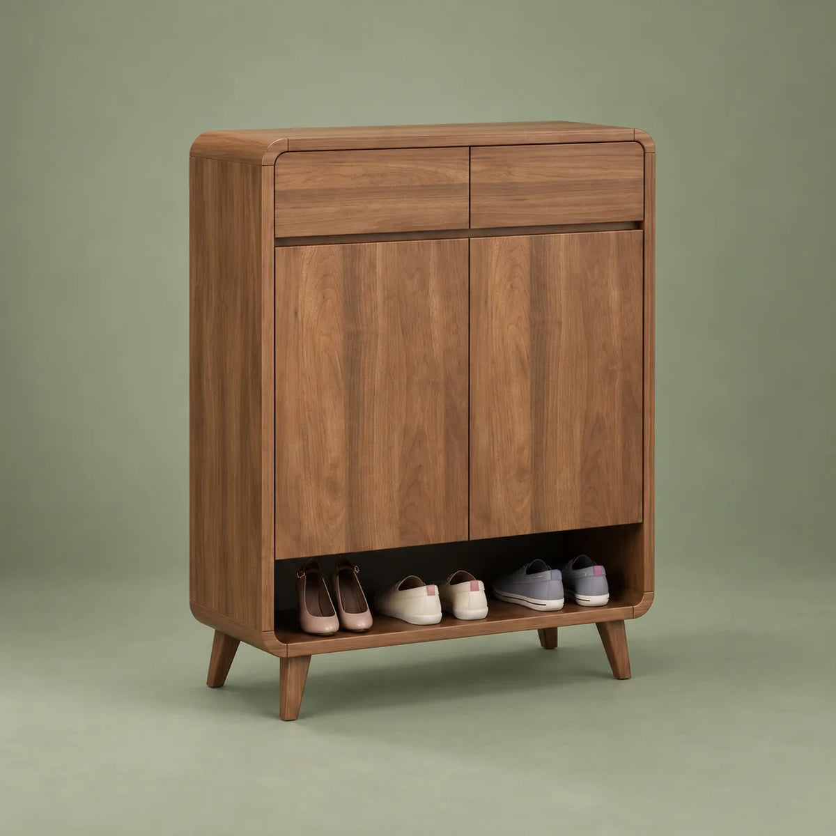 Vue de trois quarts gauche du meuble à chaussures marron en bois sur fond vert sauge