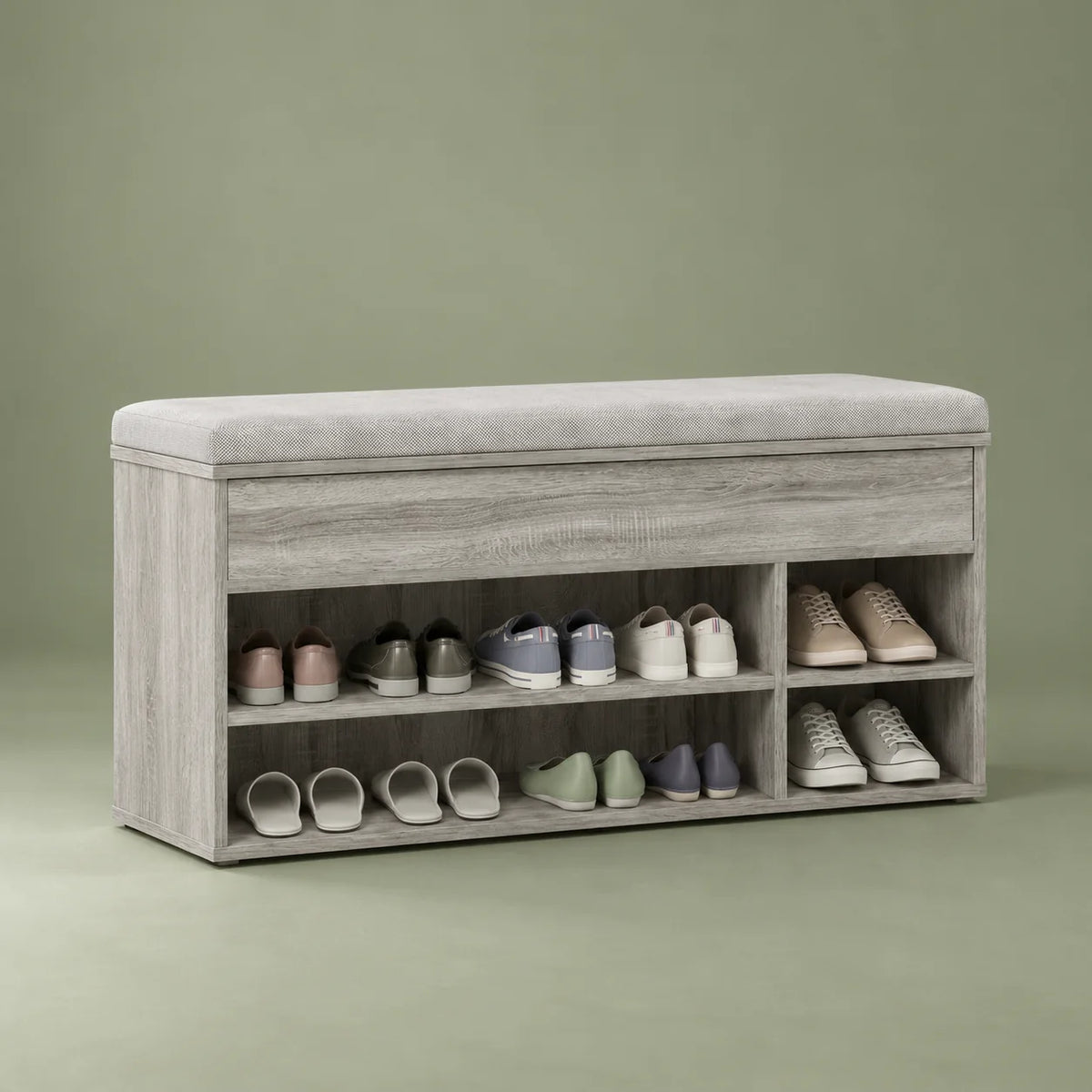 Vue de trois quarts gauche du banc à chaussures en bois gris sur fond vert sauge