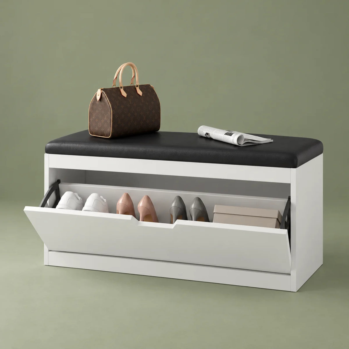 Vue entière du banc à chaussures blanc avec coussin noir sur fond vert sauge