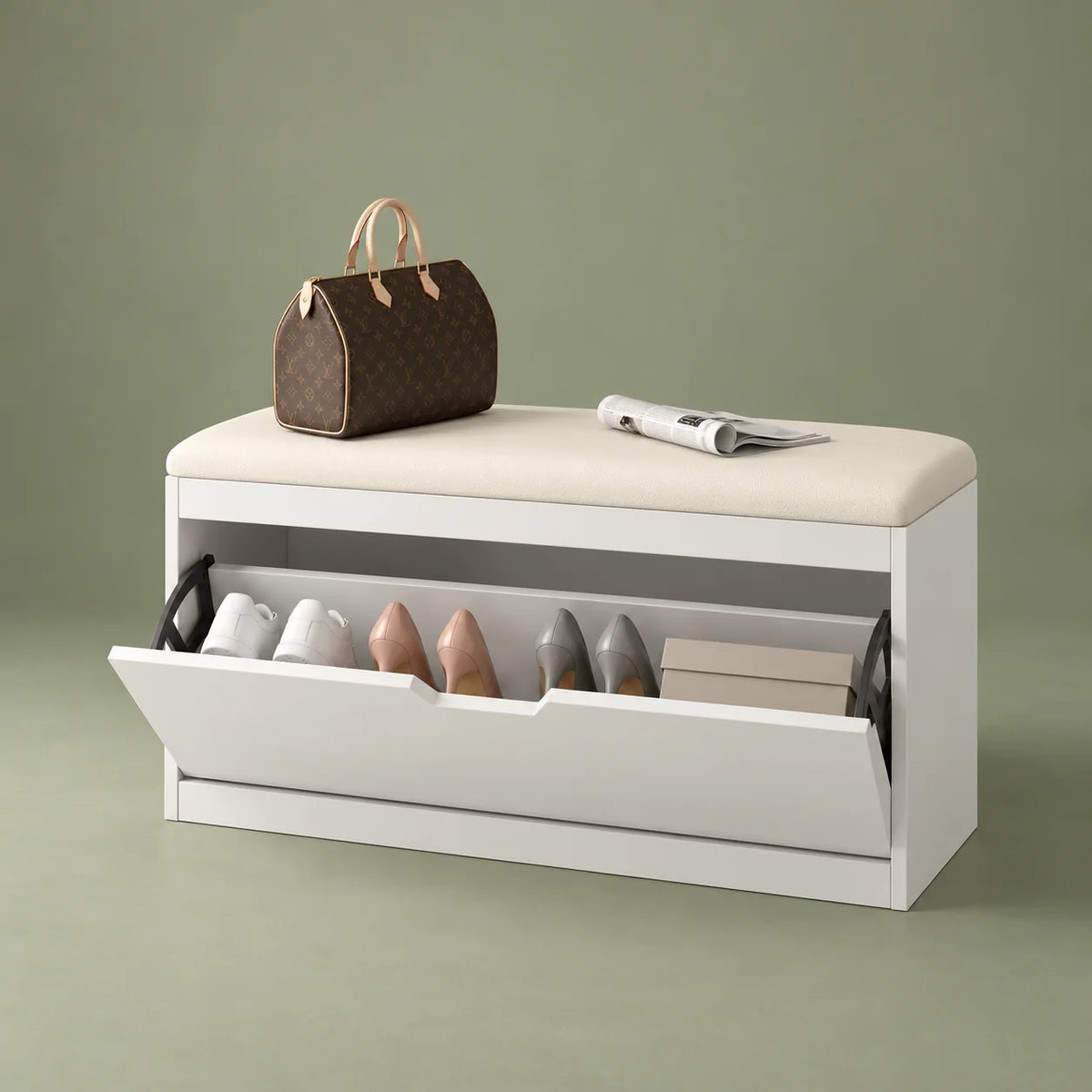 Vue entière du banc à chaussures blanc avec coussin ivoire sur fond vert sauge