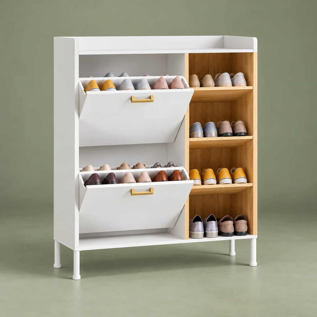 Vue de trois quarts gauche du meuble à chaussures blanc et bois sur fond vert sauge
