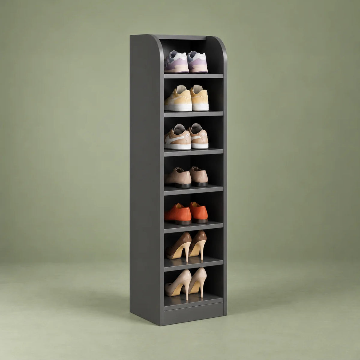 Vue de trois quarts gauche du meuble à chaussures haut gris sur fond vert sauge