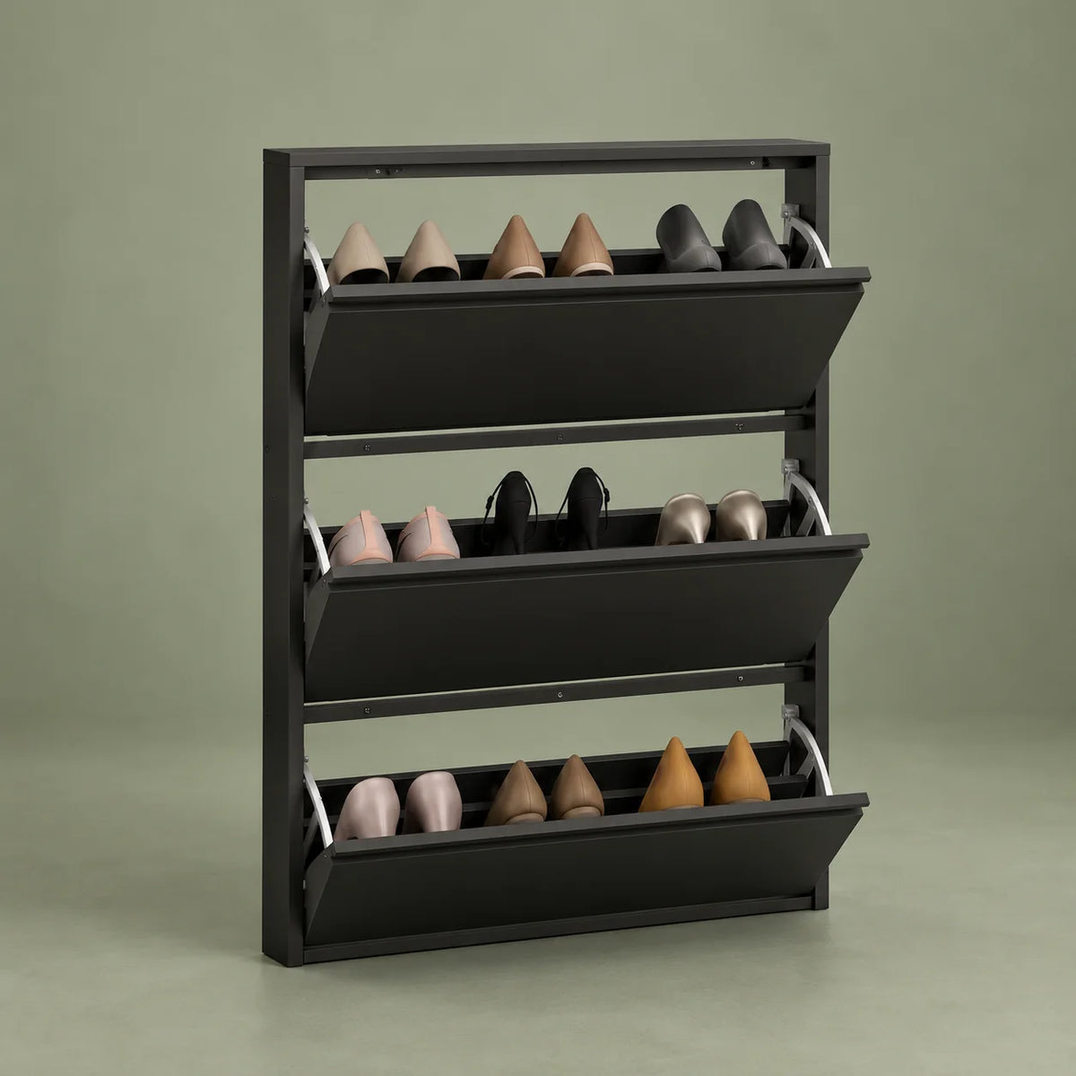 Vue de trois quarts gauche du meuble à chaussures en métal noir sur fond vert sauge
