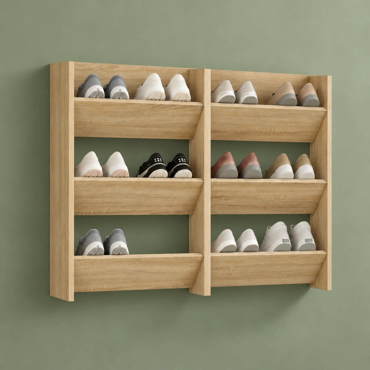 Vue de trois quarts gauche du rangement mural à chaussures en bois clair sur fond vert sauge