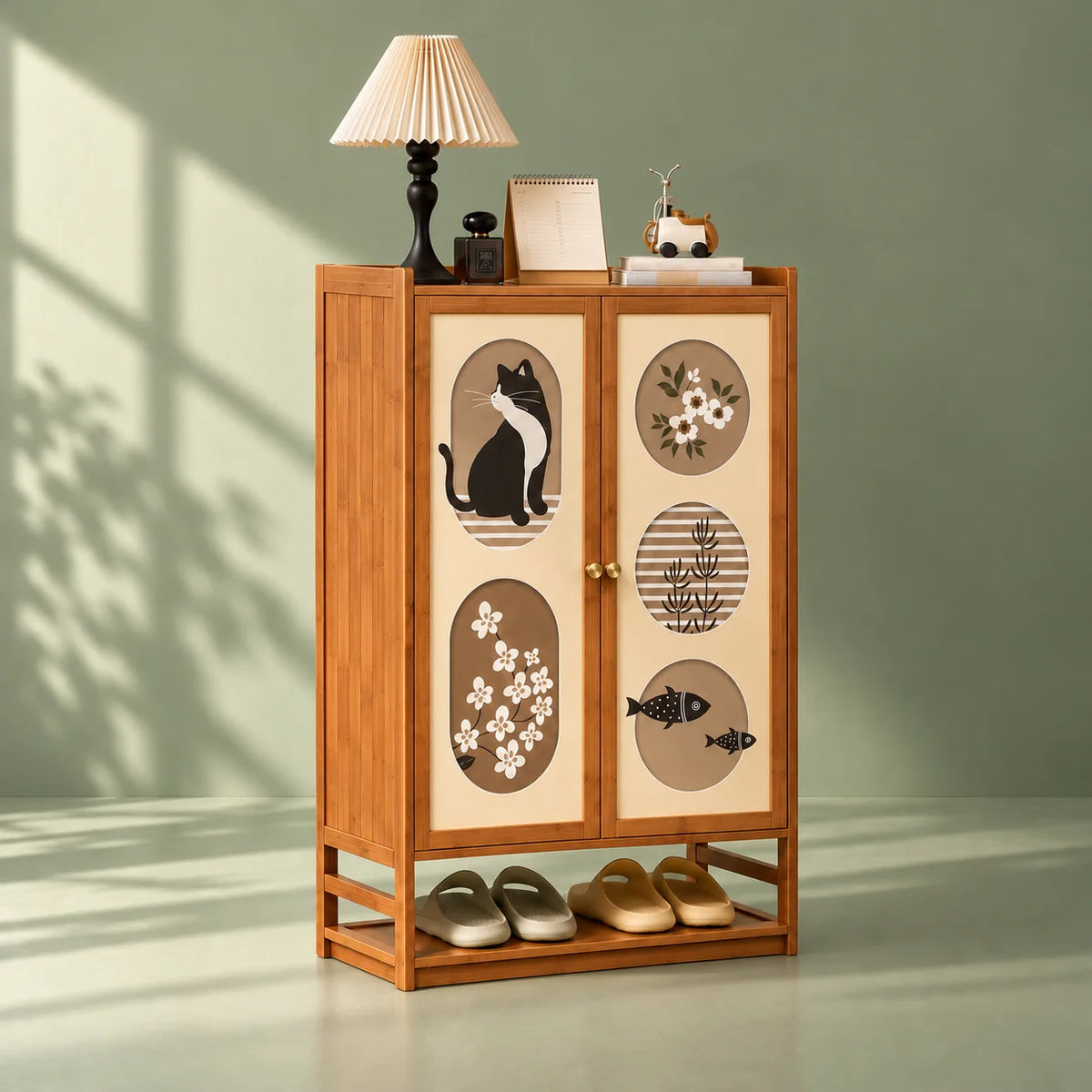 Vue de trois quarts gauche du meuble à chaussures décoratif en bambou sur fond vert sauge