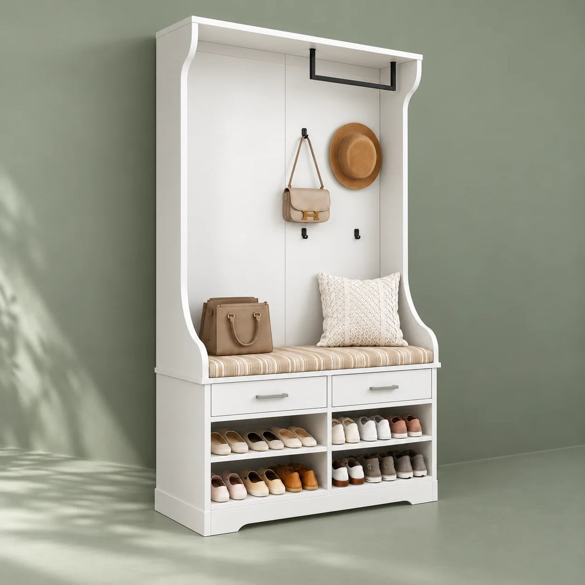 Vue de trois quarts gauche du vestiaire blanc avec banc sur fond vert sauge