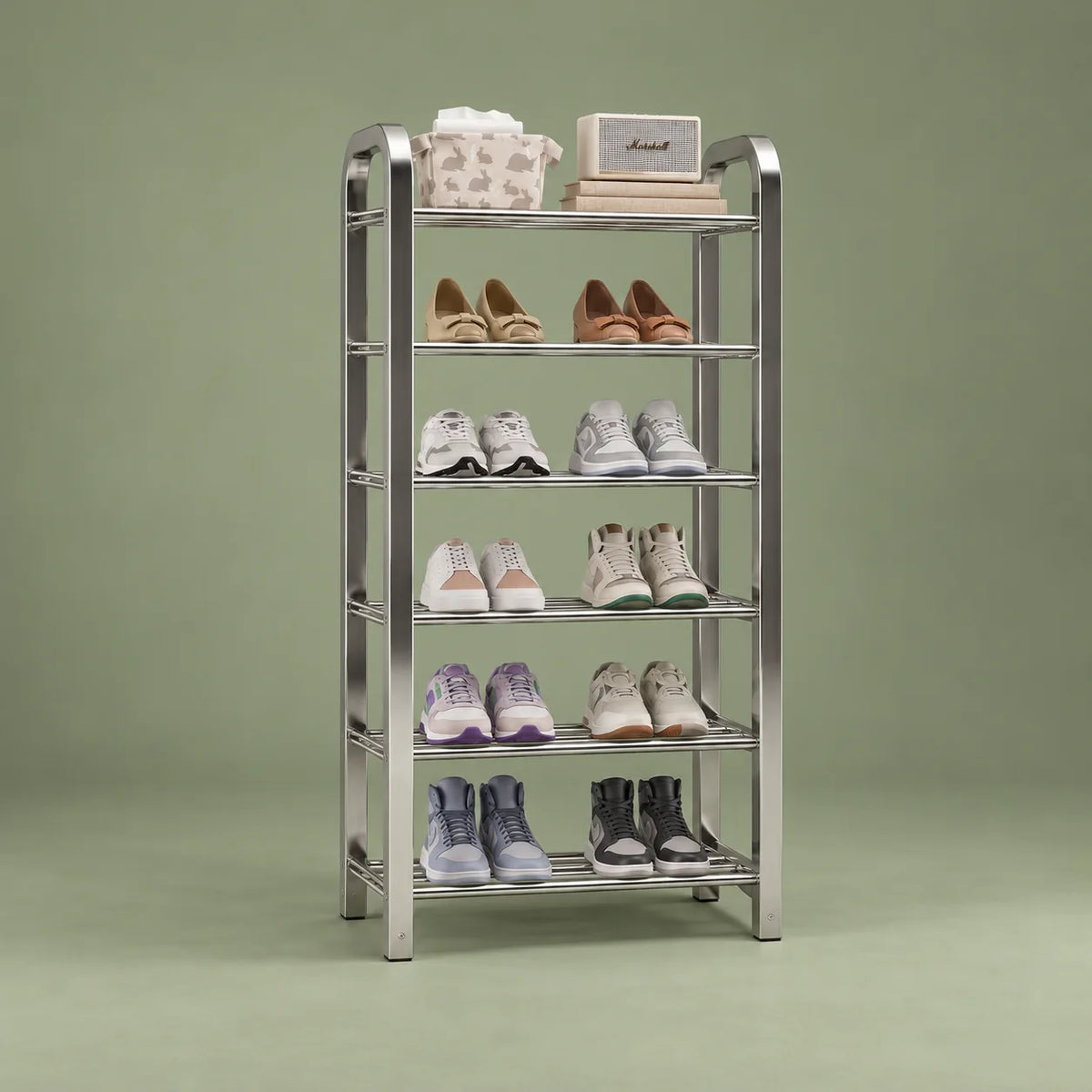 Vue de trois quarts gauche du meuble à chaussures en acier argenté sur fond vert sauge