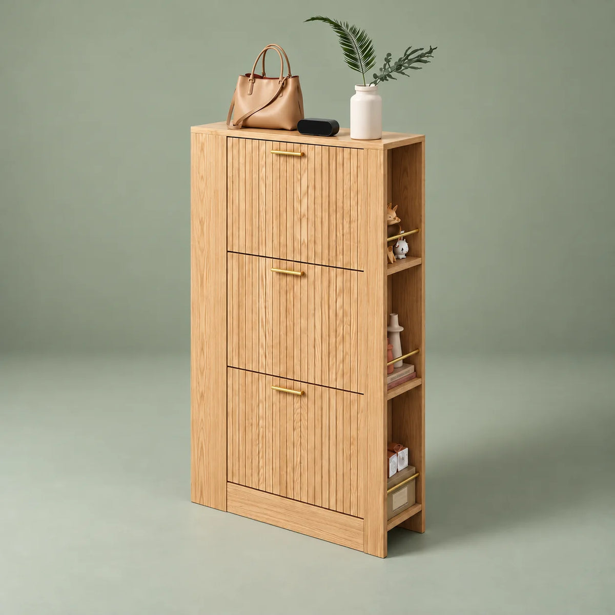 Vue de trois quarts gauche du meuble à chaussures en bois sur fond vert sauge