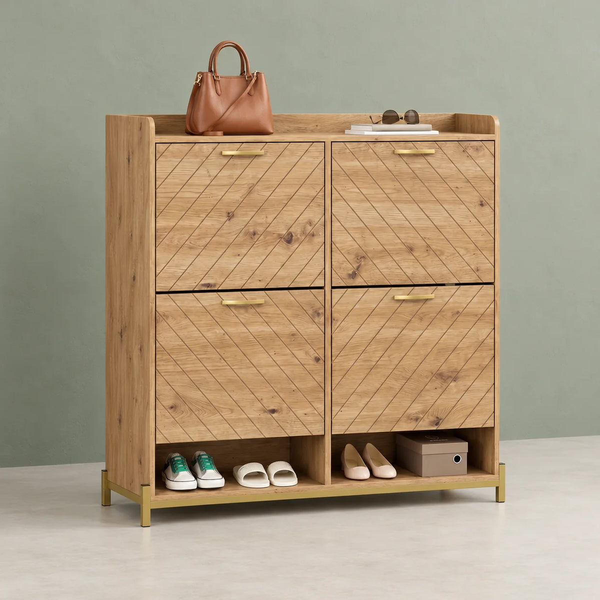 Vue de trois quarts gauche du meuble à chaussures en bois beige sur fond vert sauge