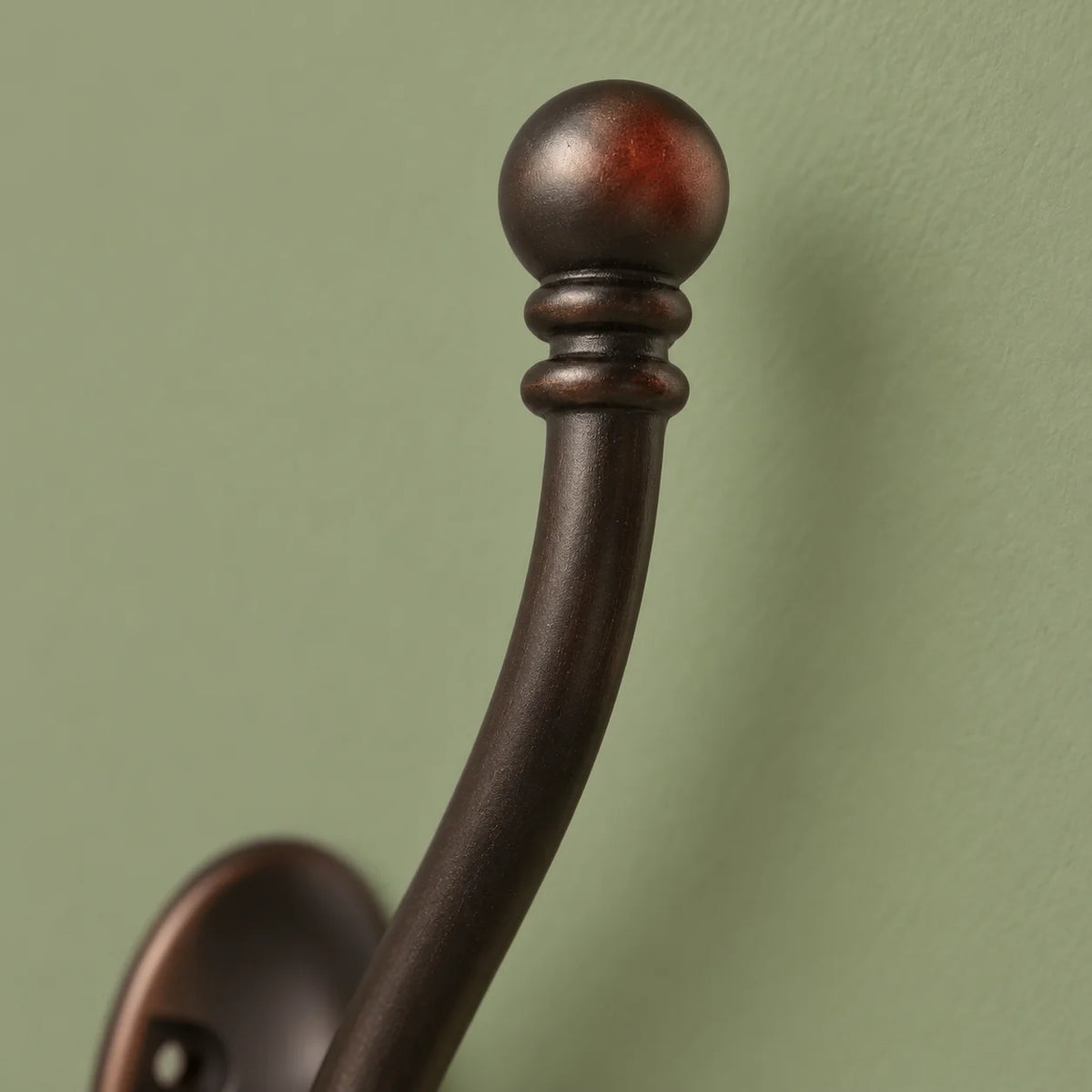 Gros plan de l'embout rond et des bagues décoratives de la patère bronze foncé