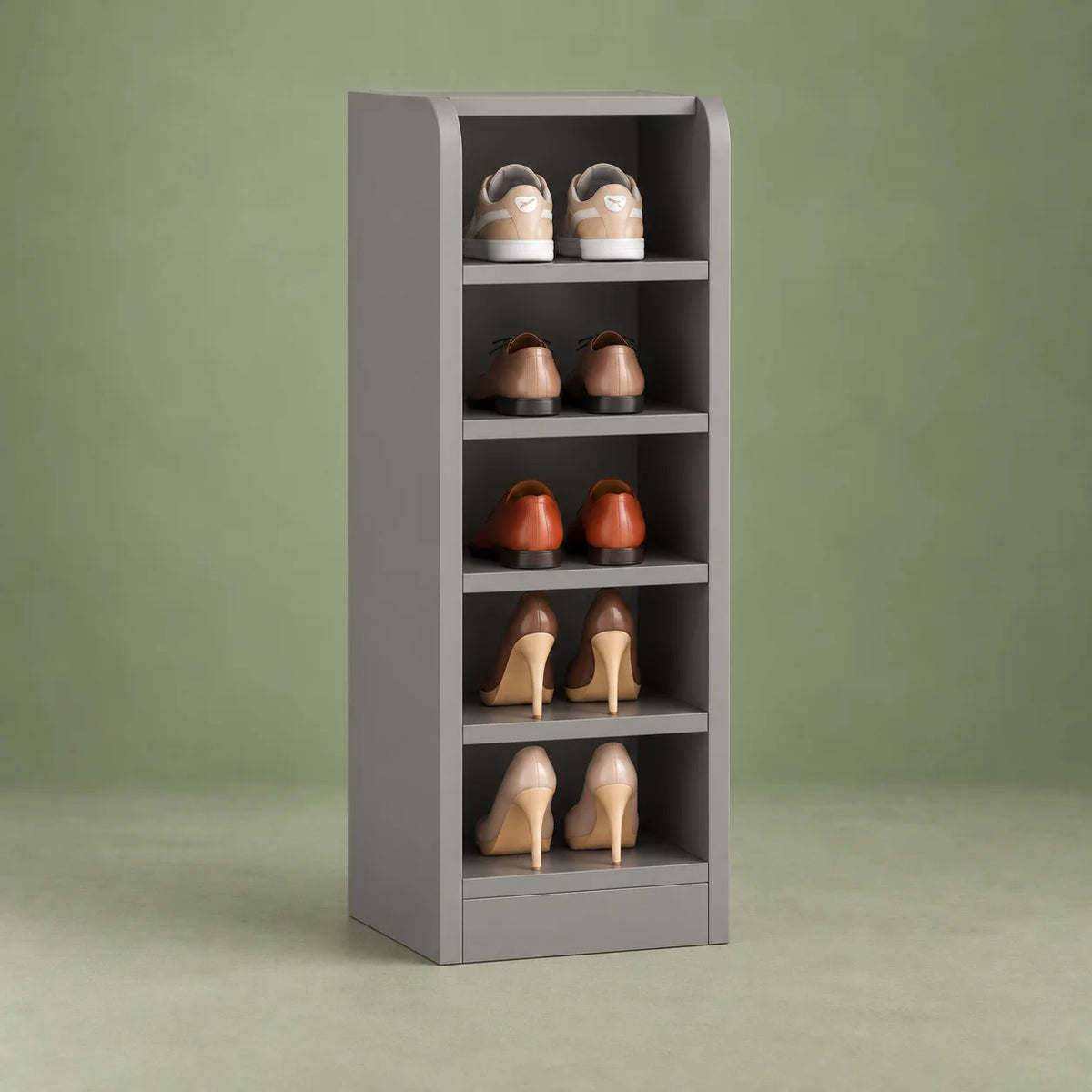 Vue de trois quarts gauche du petit meuble à chaussures gris sur fond vert sauge