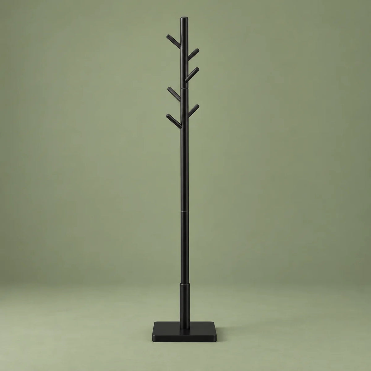 Vue entière sans accessoires du porte-manteau arbre noir à branches et base carrée sur fond vert sauge