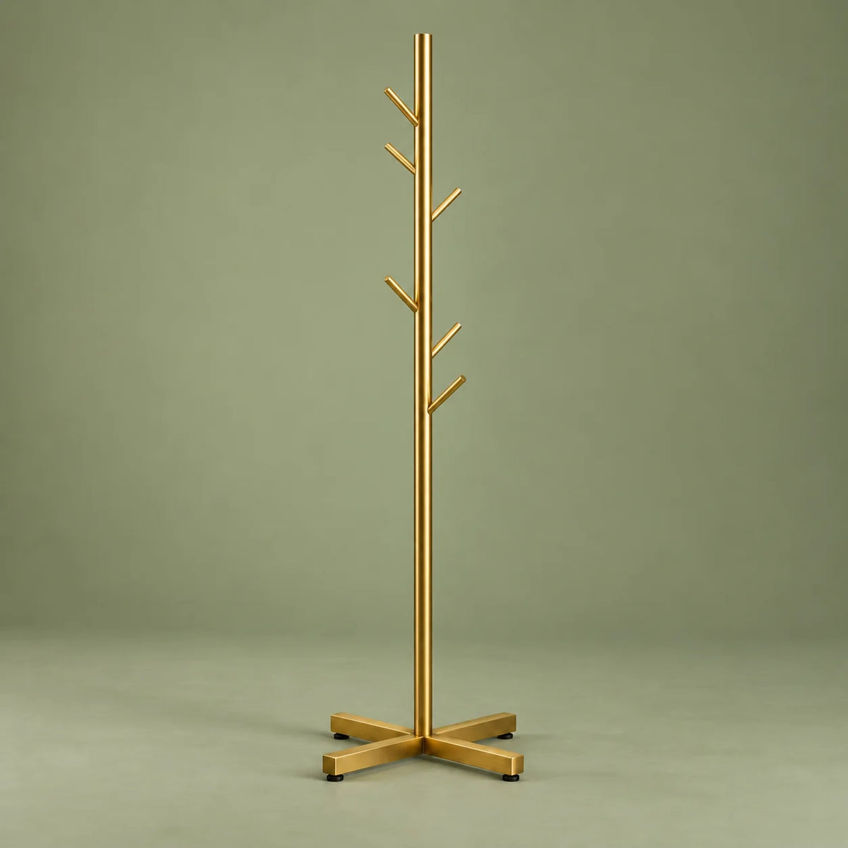 Porte-manteau arbre doré à base croisée sur fond vert sauge