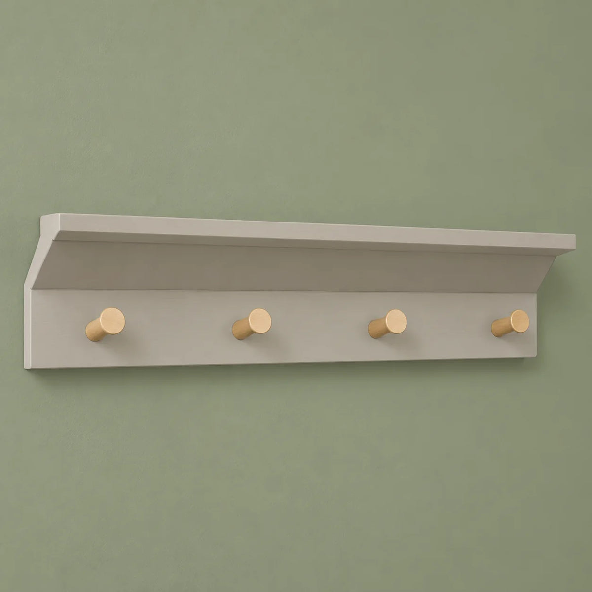 Vue de face du porte-manteau mural gris à quatre patères sur fond vert sauge